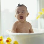 Bebê sorrindo na banheira