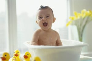 Bebê sorrindo na banheira